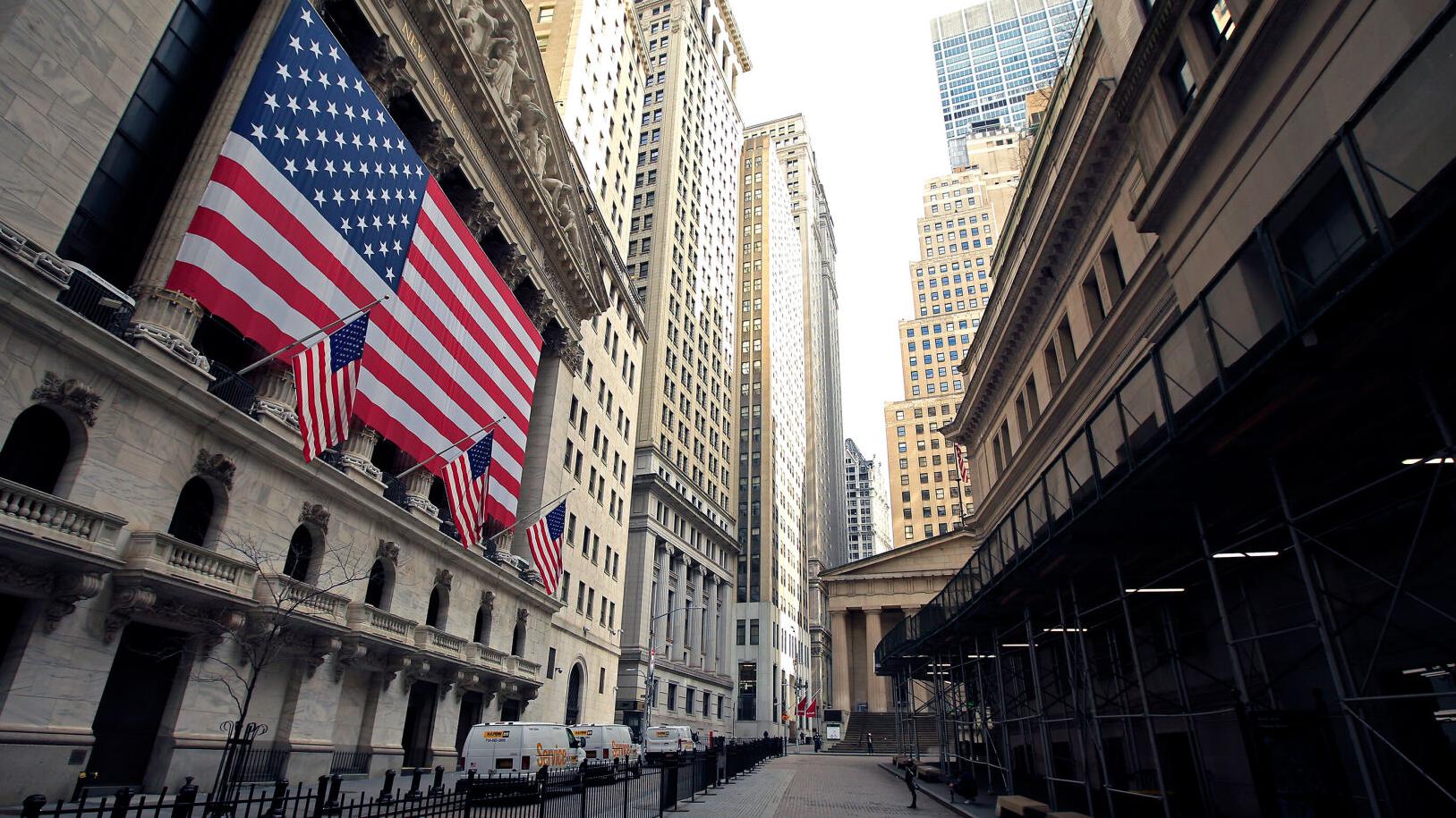 Dow falls 500 points on recession fears